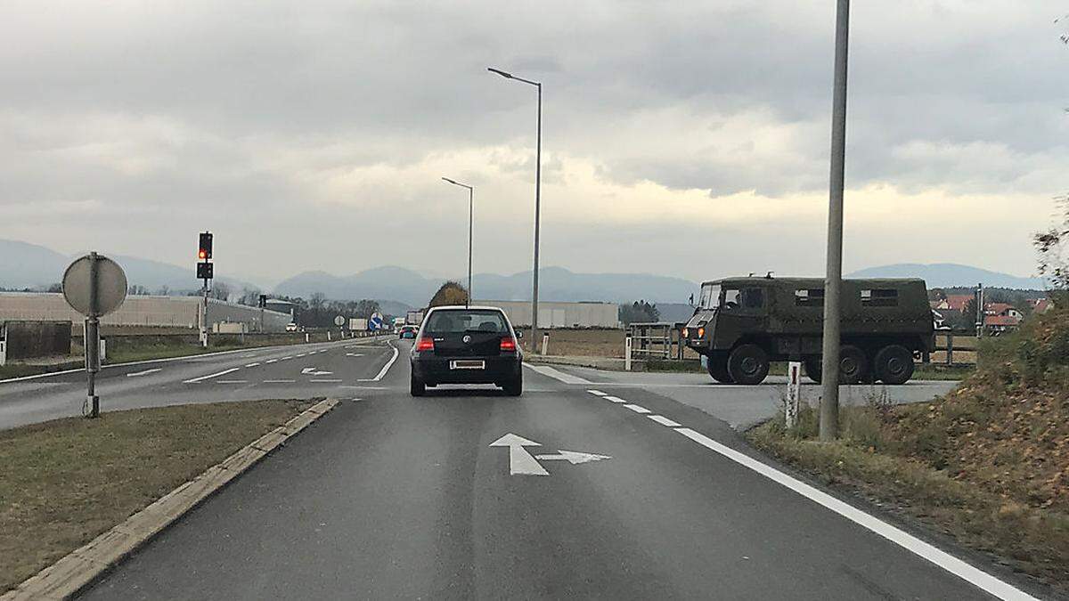 Bei der Ausfahrt Albersdorf Nord wird ein Fahrbahnteiler entfernt und dadurch die Abbiegespur verlängert