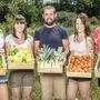 Bauer Hans-Georg mit den Kandidatinnen Sabrina, Annika, Rebecca und Julia (von links)