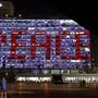 Bald wieder? Das Rathaus von Tel Aviv mit "Peace"-Beleuchtung nach der Normalisierung der diplomatischen Beziehungen zu den VAE und Bahrein. 