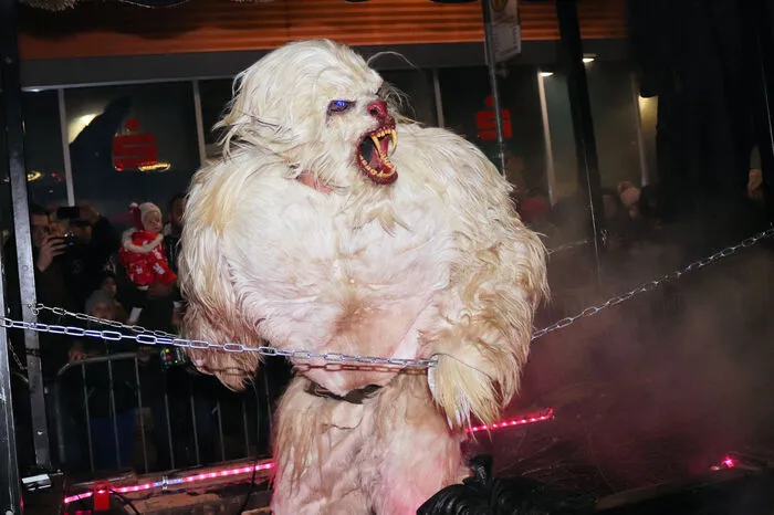 Insgesamt 40 Krampusgruppen mit mehr als 500 maskierten Teilnehmern sorgten beim beliebten Krampuslauf mit ihren aufwendig geschnitzten, kunstvollen Masken für ein buntes Bild in der Lipizzanerstadt. 