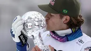 Lucas Pinheiro Braathen küsst die kleine Kristallkugel für den Sieg im RTL-Weltcup – erstmals für Brasilien 