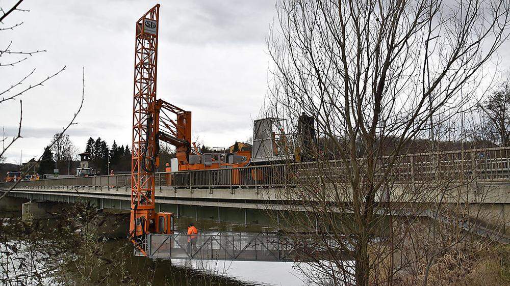 An der Murbrücke Ehrenhausen werden derzeit leichte Schäden repariert. Der Verkehr fließt nur eingeschränkt 