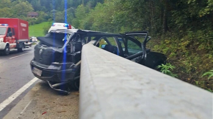 Großeinsatz für das Rote Kreuz Bruck/Kapfenberg: Der Aufprall des vollbesetzten Autos war in St. Katharein/Laming so heftig, dass zwei der Insassen aus dem Fahrzeug geschleudert wurden und schwer verletzt unter der Brücke liegen blieben. Die drei weiteren Insassen, alle fünf sind zwischen 16 und 20 Jahre alt, kamen bei dem Unfall mit leichteren Verletzungen davon.