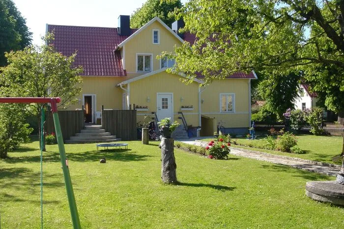 Auf den Spuren von Pippi Langstrumpf, Michel und Co. Kaum eine Autorin hat es geschafft, so zeitlose Kinderbücher zu schreiben wie Astrid Lindgren. Die originale Villa Kunterbunt bestaunen können Familien im Freizeitpark Kneippbyn nahe Visby. Nur eine kurze Autofahrt entfernt steht dieses Ferienhäuschen, geeignet für 12 Personen und ab 278 Euro pro Woche buchbar.