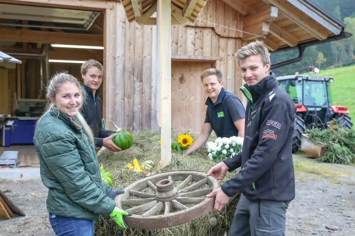 Beim Windbacherhof im Obertal schmückten engagierte Landjugend-Mitglieder noch weitere Wägen, ....