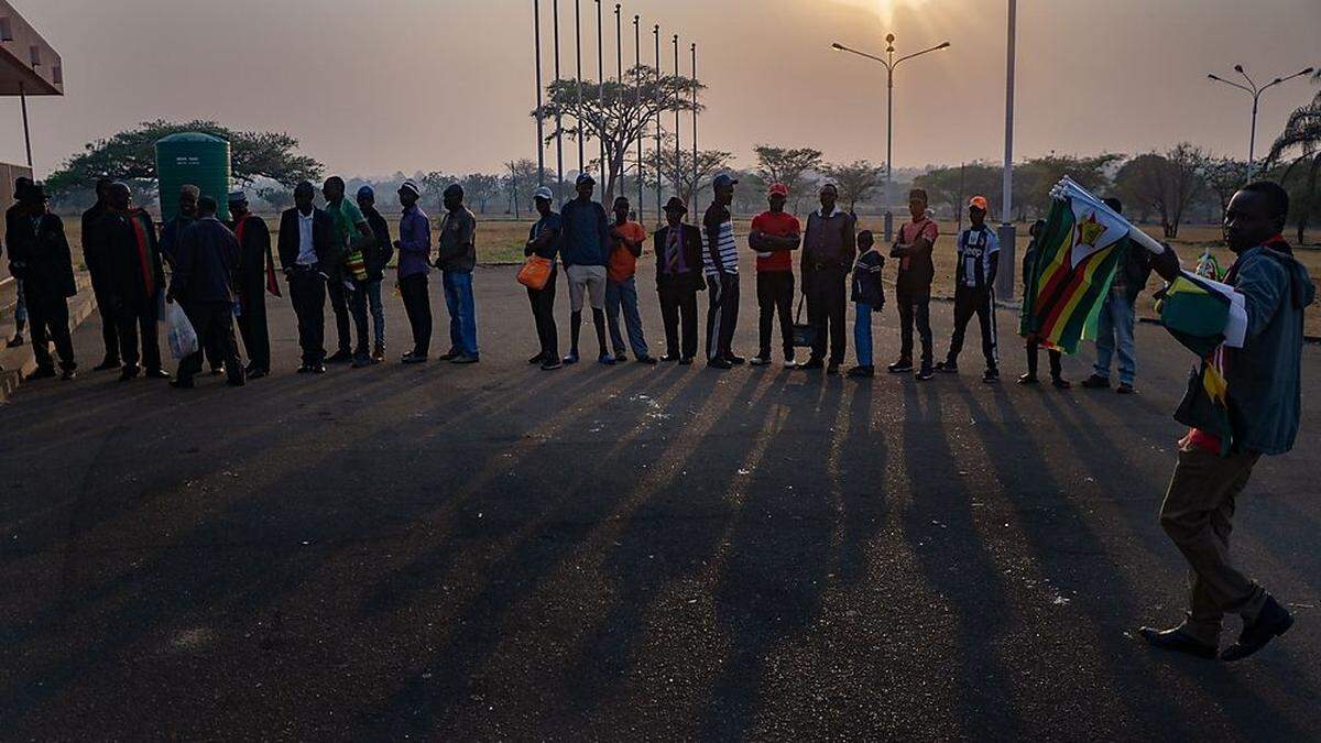 Trauergäste vor dem Stadion in der Hauptstadt Harare