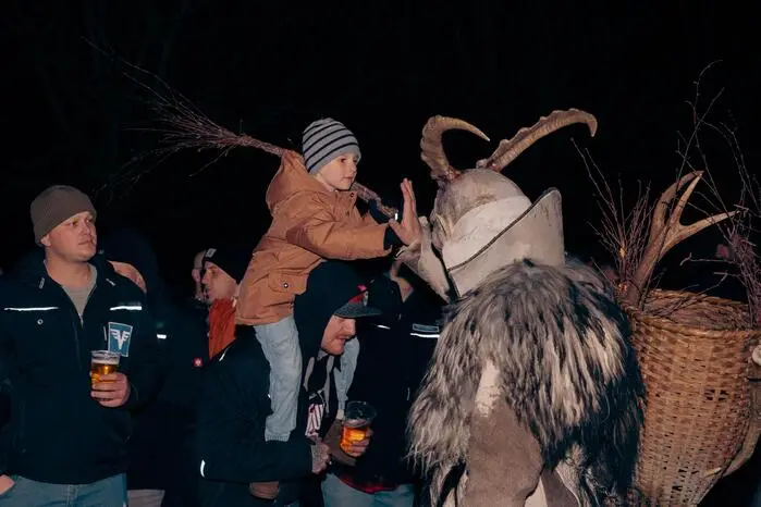 Ein High Five mit dem Krampus 