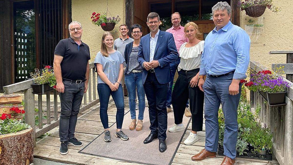 Landesrat Martin Gruber mit Johann Ackerer (links) vom Kräuterdorf Marketingverein, Bürgermeister Manfred Dullnig sowie weitere Vereinsmitglieder und Gemeindevertreter