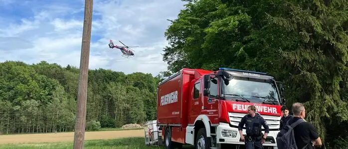 Ein Hubschrauber unterstützt die Feuerwehren beim Brandeinsatz