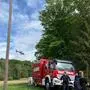 Ein Hubschrauber unterstützt die Feuerwehren beim Brandeinsatz