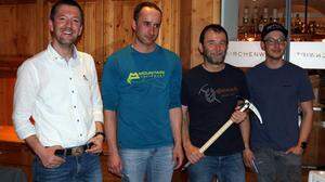 Obmann Stefan Stern mit den Alpenrautlern des Jahres Michael Zambra, Markus Huber und Peter Thaler (von links)