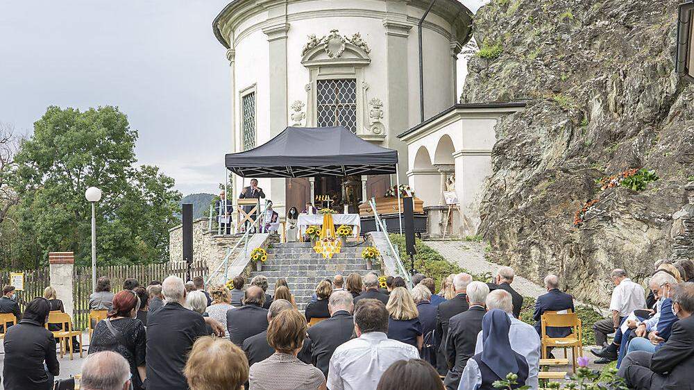 Begräbnismesse vor der Kalvarienbergkirche
