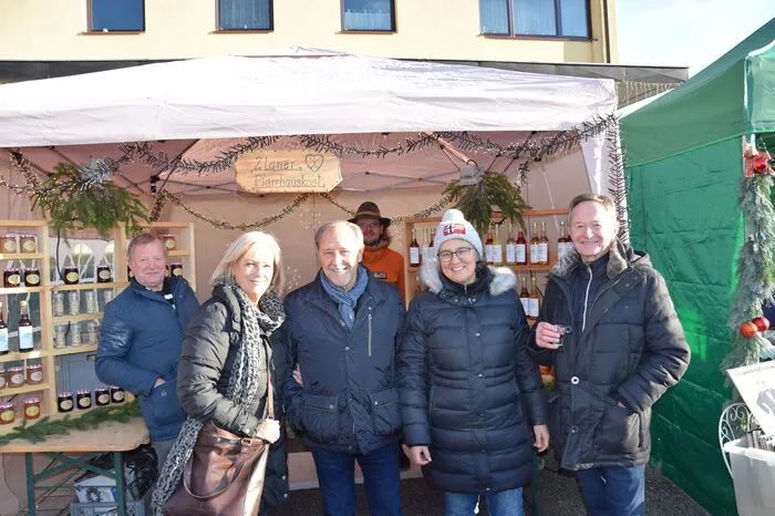 Bürgermeister Sepp Haller mit Gattin Gabi, Pfarrerin Andrea Mattioli und Peter Moser, Ehrenbürger der Gemeinde Ferndorf