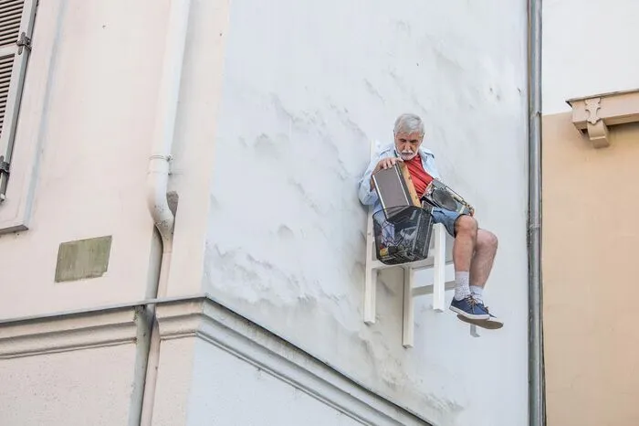 ... lesen Bücher oder packen ihr Kaffeeservice aus.