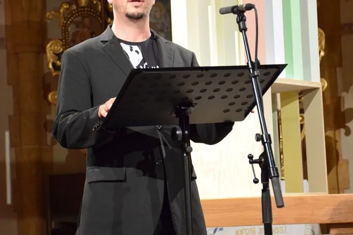Eingeleitet wurde das Fest mit einer Besichtigung der Kunstwerke von Eric Kressnig und Nataša Sienčnik in und um die Wallfahrtskirche am Hemmaberg/Gora sv. Heme.  
