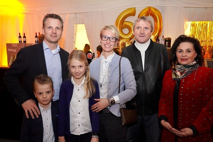 Familie Christian und Birgit Prägant (Après-Ski-Bar "Zum Sepp"), Pfarrer Uwe Träger und Nockregion-Regionalmanagerin Christine Sitter