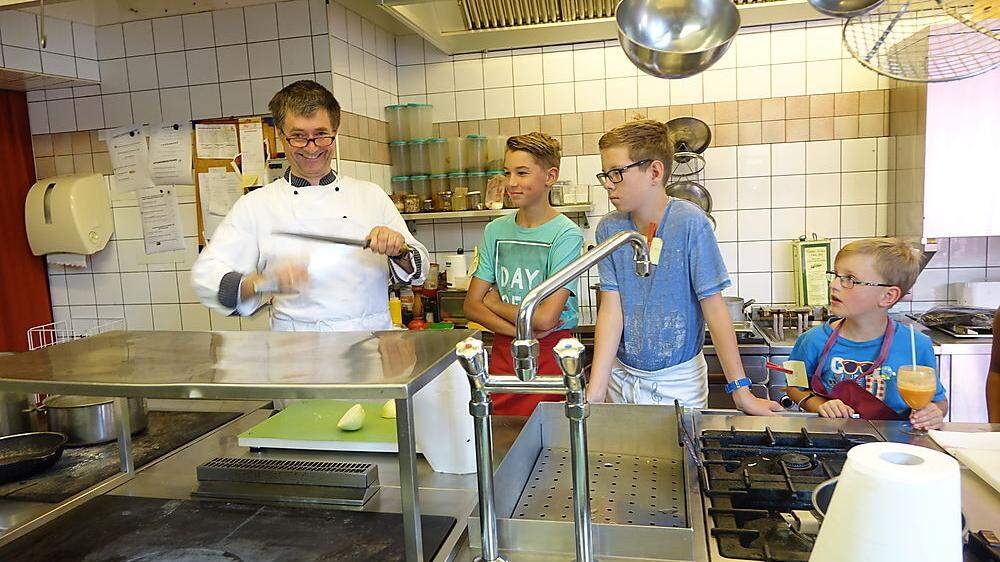 Das Schleifen der Küchenmesser übernimmt Koch Hans Wöls (links), unter Beobachtung, lieber selbst