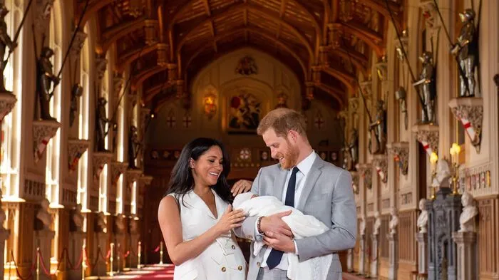 Ja, man kann eindeutig sagen: sie sind verliebt! Meghan und Harry haben am Mittwoch ihren Sohn der Öffentlichkeit gezeigt.