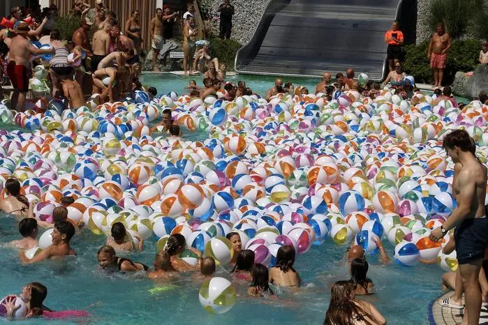 Viele Badegäste ließen sich den spektakulären „Wasserball-Regen“ beim #WeAreWater-Fest im Thermenresort Loipersdorf nicht entgehen.