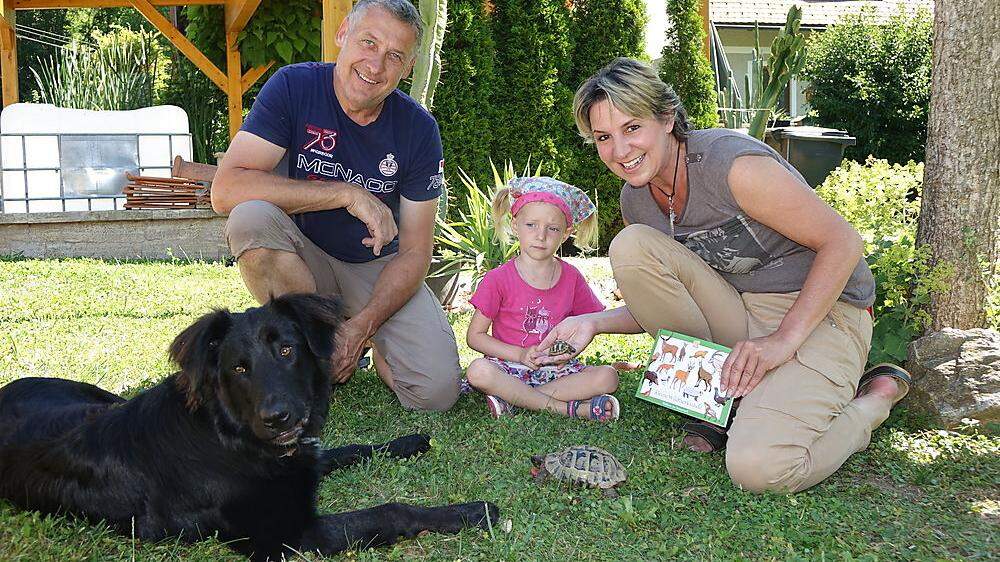 Helmut und Claudia Hirschmann zeigen der kleinen Elena ein Schildkrötenbaby