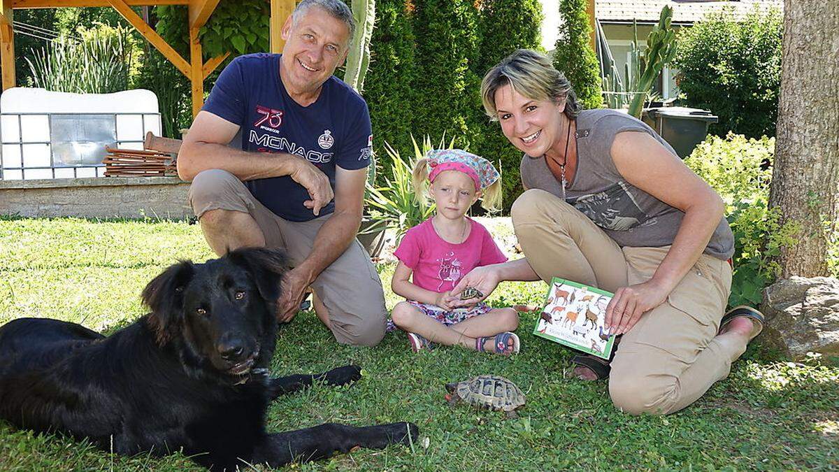 Helmut und Claudia Hirschmann zeigen der kleinen Elena ein Schildkrötenbaby