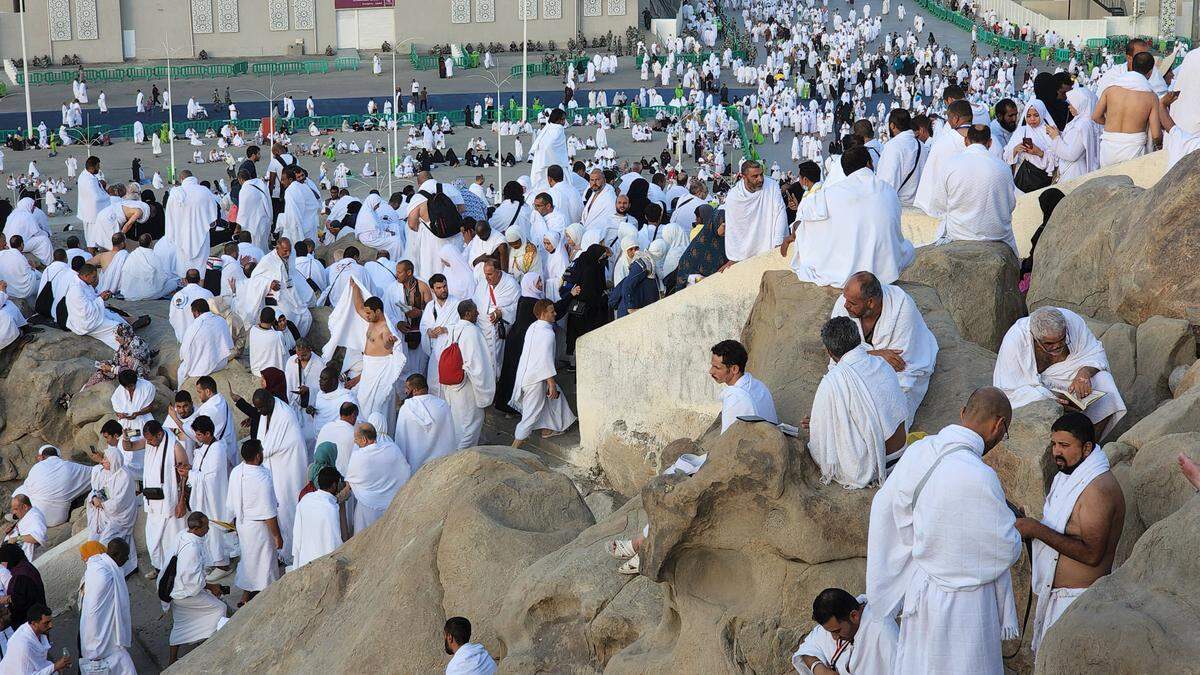 Die felsige Erhebung Arafat liegt rund 20 Kilometer östlich von Mekka. Dem muslimischen Glauben zufolge soll der Prophet Mohammed hier vor rund 1.400 Jahren seine letzte Predigt gehalten haben.