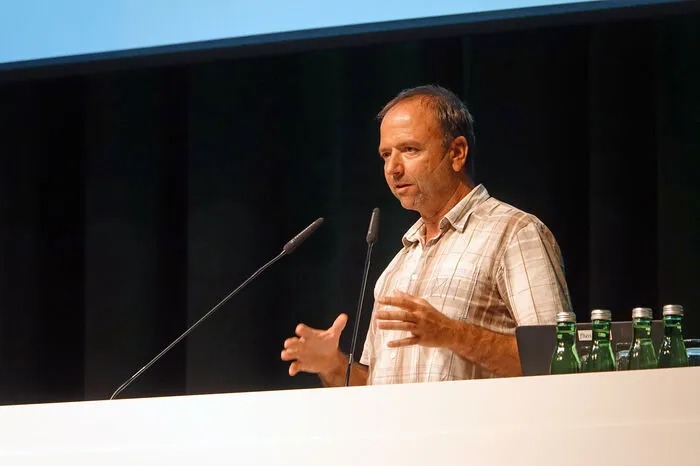 Andreas Richter von der Baubezirksleitung stellte die Abwasseruntersuchung vor