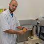 Der chemische Analytiker Rene Scharf prüft im ILV-Labor mittels Gamma-Spektrometrie die Belastung der Pilze