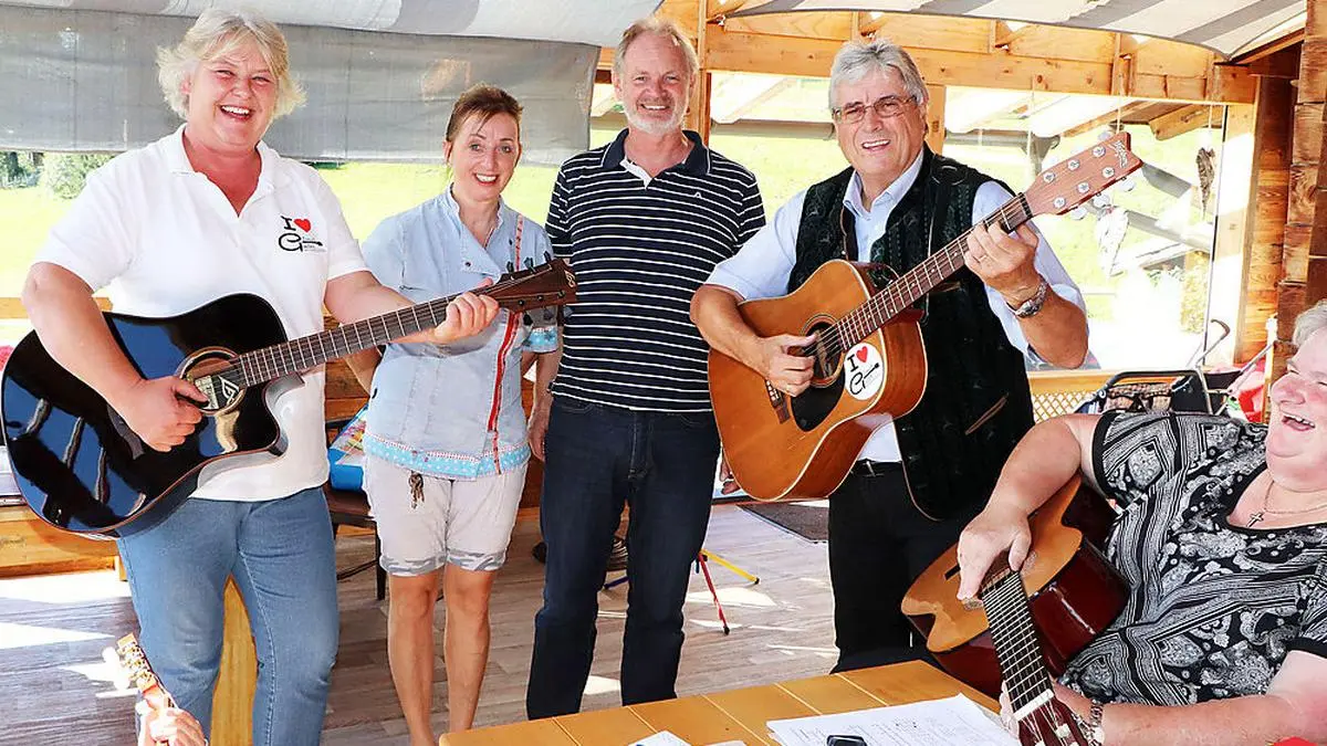 Sorgten für musikalische und kulinarische Schmankerln: Schmölzer, Annemarie und Manfred Hauer sowie Schusser (von links)