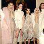 Clan-Chefin Kris Jenner mit ihren Töchtern Khloe, Kendall, Kourtney, Kim und Kylie. Zweiter von rechts: Caitlyn vormals William Bruce Jenner. Davor: North West, Tochter von Kim Kardashian