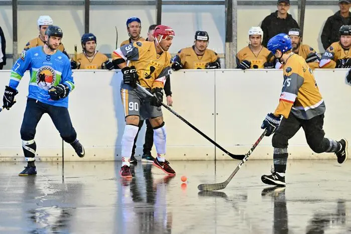 #77 Wuntschek Manuel, #90 Edlinger Patrick, #75 Wohlfahrt Benedikt, ASKÖ Ballhockey Villach vs. VAS Ballhockey, ASKÖ Ballhockey Villach vs. VAS Ballhockey am 08.05.2024 in Villach (Sportplatz Landskron), Austria, (Photo by Bernd Stefan)