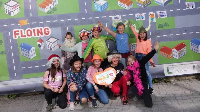120 Kinder der Volksschulen Anger, Baierdorf und Floing sowie der Neuen Mittelschule Anger waren eingeladen, beim Elektro-Mobilitätstag in Anger teilzunehmen.