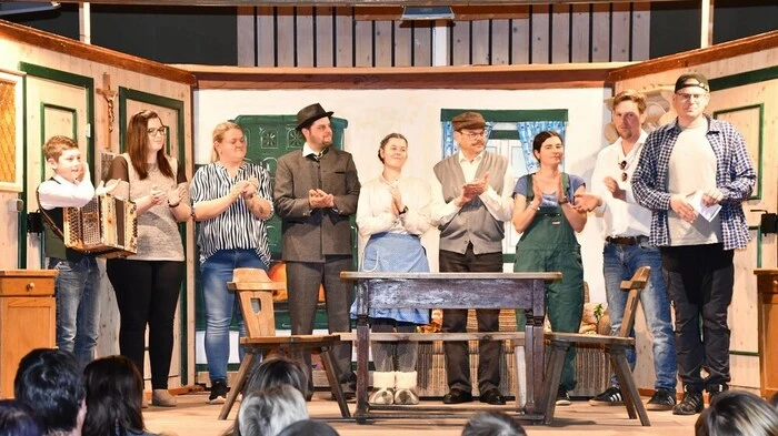 Für beanspruchte Lachmuskeln sorgte die Theatergruppe Schöder am Wochenende: Sie führte im Festsaal der Volksschule das Stück „Alles – nur nicht blond“ auf. 