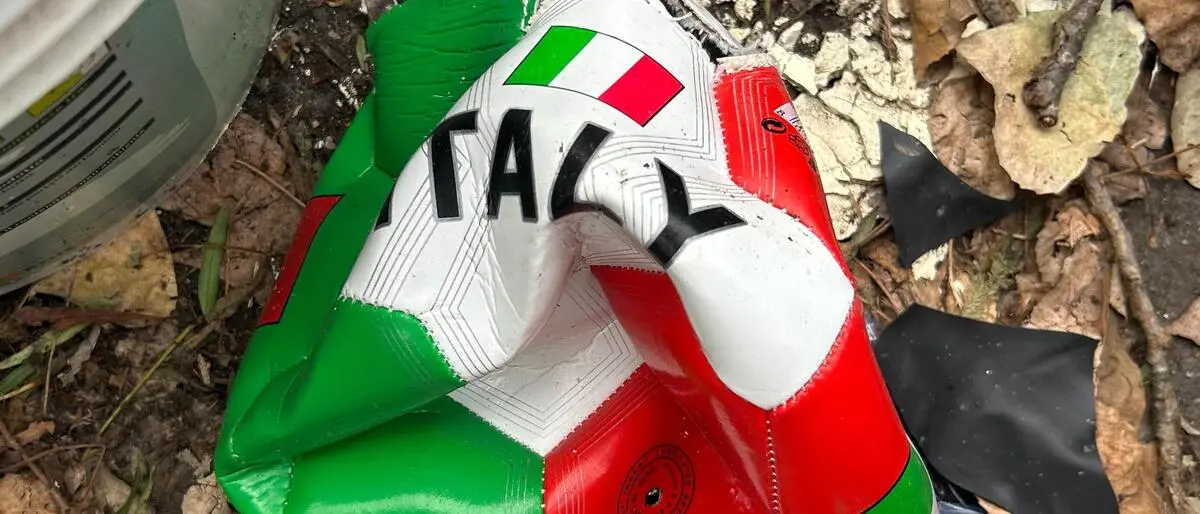 Ein kaputter Fußball in Rom spiegelt die Stimmung in Italien treffend wider
