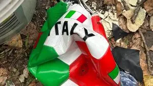 Ein kaputter Fußball in Rom spiegelt die Stimmung in Italien treffend wider