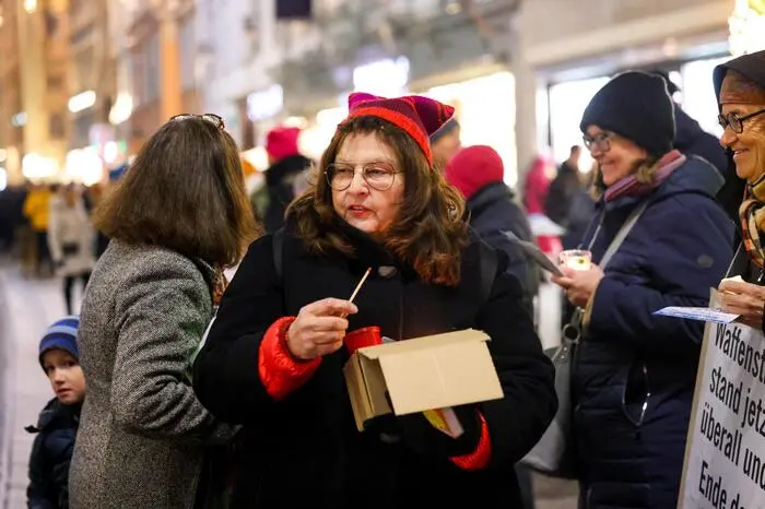 Menschen und Lichterkette, 75 Jahre UNO Menschenrechtsdeklaration, Herrengasse, Graz am 09. Dezember, Fotograf: Stefan Pajman