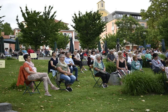 Am Sonntag erwarten die Besucher Konzerte der Stadtmusik Feldbach sowie der Thermenlandmusikanten. Außerdem öffnet das Curmuseum Bad Gleichenberg seine Pforten für all jene, die einen tieferen Einblick in die große Vergangenheit des Kurorts gewinnen möchten.