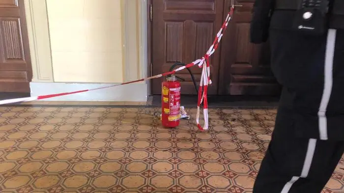 Direkt vor dem Büro des Bürgermeisters wurde ein Brandanschlag verübt.