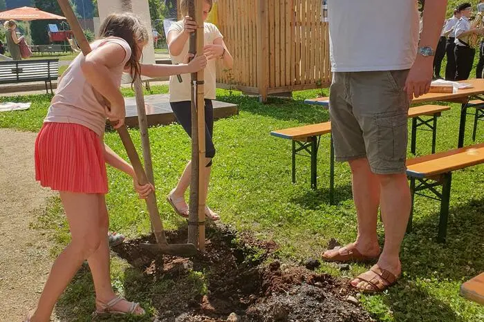 „Damit auch jeder Kindergemeinderat in Eisenerz verwurzelt ist, werden wir jedes Jahr einen Baum pflanzen“, verkündete Bürgermeister Thomas Rauninger in seinen Begrüßungsworten. Gesagt – getan!