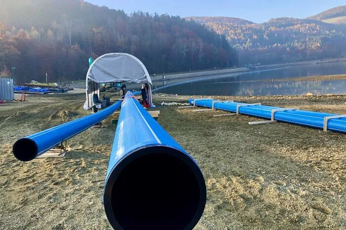 ... um eine Hochwasser-Abflussleitung durch den See bauen zu können.