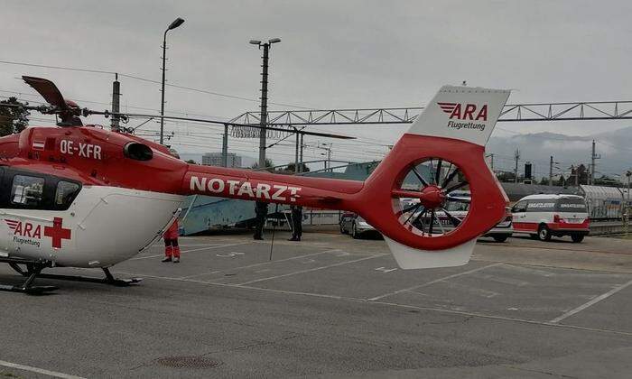 Der RK-1 der ARA Flugrettung war bei dem schweren Unfall am Hauptbahnhof in Villach im Einsatz