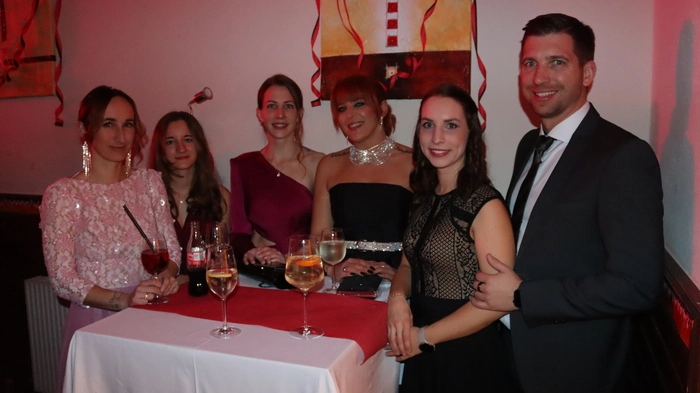 Die Ballsaison ist eröffnet und dazu kamen die Damen in ihren elegantesten Abendkleidern.