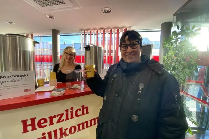 Um die Wartezeit zu verkürzen, gab es Glühwein und Punsch...