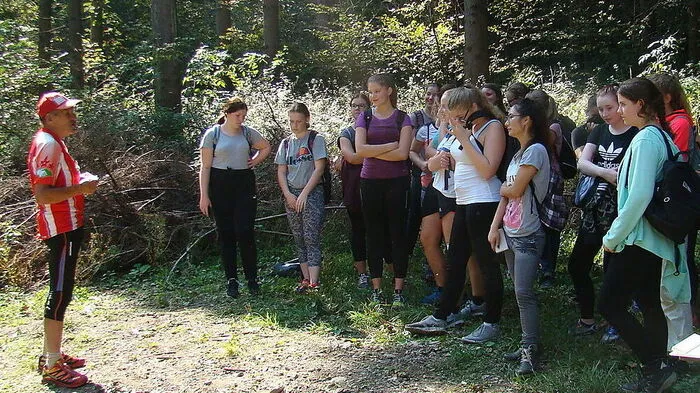 Gerfried Hoch weist die Schülerinnen und Schüler ein
