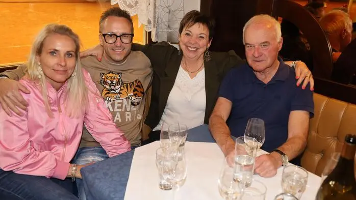 Nach 31 Jahren verließ die Tennishallen- und Tennisstüberlpächterin, Resi Trammer (2.v.r.), ihren geliebten Arbeitsbereich