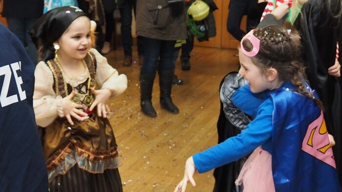 Beim heuer 29. Kinderfaschingsball im Klagenfurter Stadtteil Waidmannsdorf tanzten die ersten Kinder bereits Freitag am Nachmittag im Gemeindezentrum. Sozusagen zum Aufwärmen für den ersten samstägigen Waidmannsdorfer Faschingsumzug.