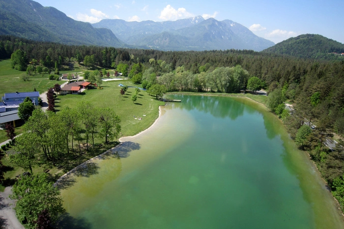 Mesotroph: Der idyllische Sonnegger See in der Gemeinde Sittersdorf wurde vom Seeninstitut erneut mit Gut bewertet. Sichttiefe: 1,7 Meter.Temperatur: 24 Grad (Stand: 26. Juli).Tiefe: maximal 4,5 Meter.Fläche: 17.000 Quadratmeter.
