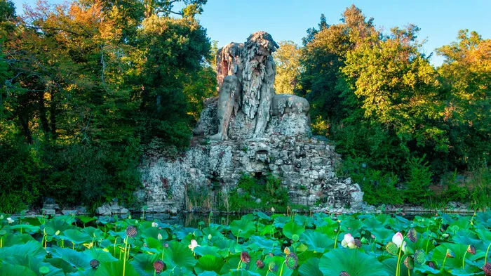 Der Apennin von Giambologna ist mehr als zehn Meter hoch