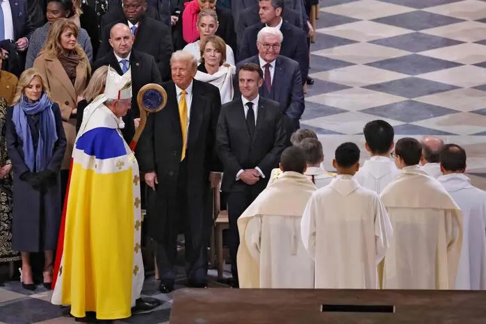 Erzbischof Laurent Ulrich mit Donald Trump und Emmanuel Macron 