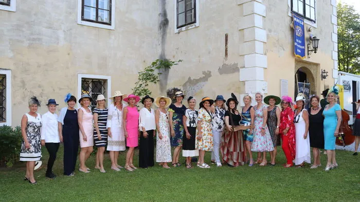 Beim Hutfest „Gut behütet“ präsentierten die Damen und Herren teilweise sensationelle Kreationen an Kopfbedeckungen, die den Hüten der Royals beim weltberühmten Pferderennen im englischen Ascot um nichts nachstanden.